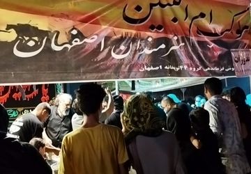 پذیرایی هنرمندان اصفهانی از عزاداران حسینی در موکب هنرمندان