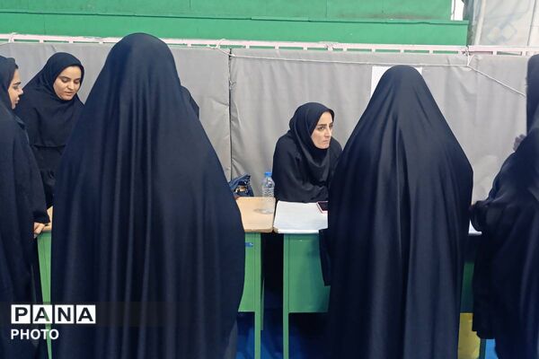 ادامه روند توزیع تجهیزات ورزشی و بهداشتی مدارس دولتی ورامین در سالن شهید رجایی