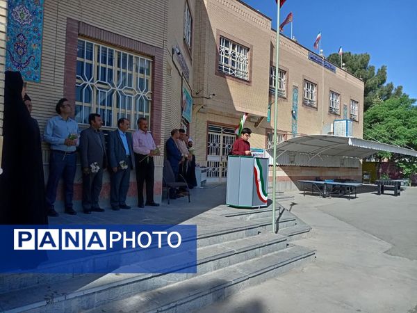 مراسم تقدیر از دبیران دبیرستان نمونه آیت الله خامنه‌ای