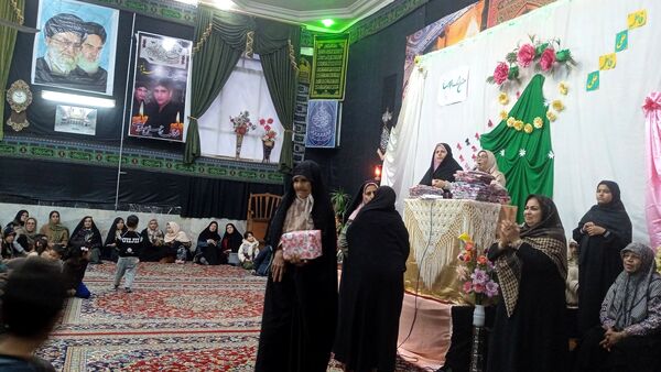 تجلیل از مادران شهید روستا در آیین روز مادر حسینیه علی اکبری فدافن 