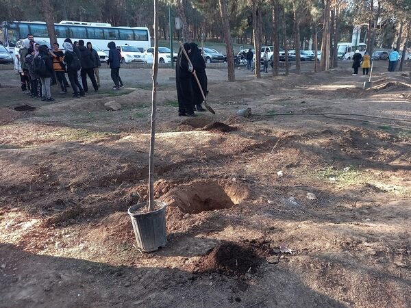 کاشت ۱۰۰۰ نهال به یاد شهدای مقاومت و شهدای مدافع حرم در بوستان جنگلی سرخه حصار