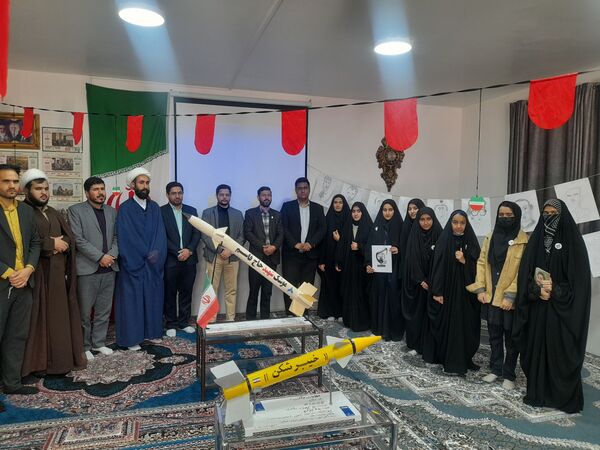 نمایشگاه باشکوه انقلاب با همت دانش‌آموزان خلاق و دغدغه‌مند برگزار شد