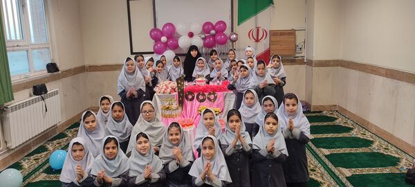 جشن عدد هزار کلاس سومی ها در دبستان آیت‌الله  هاشمی رفسنجانی