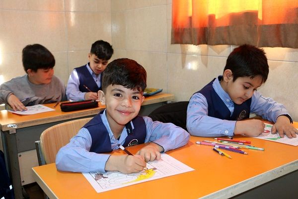 محیطی شاد و دوستانه باعث علاقه‌مندی دانش‌آموزان به درس خواند می‌شود