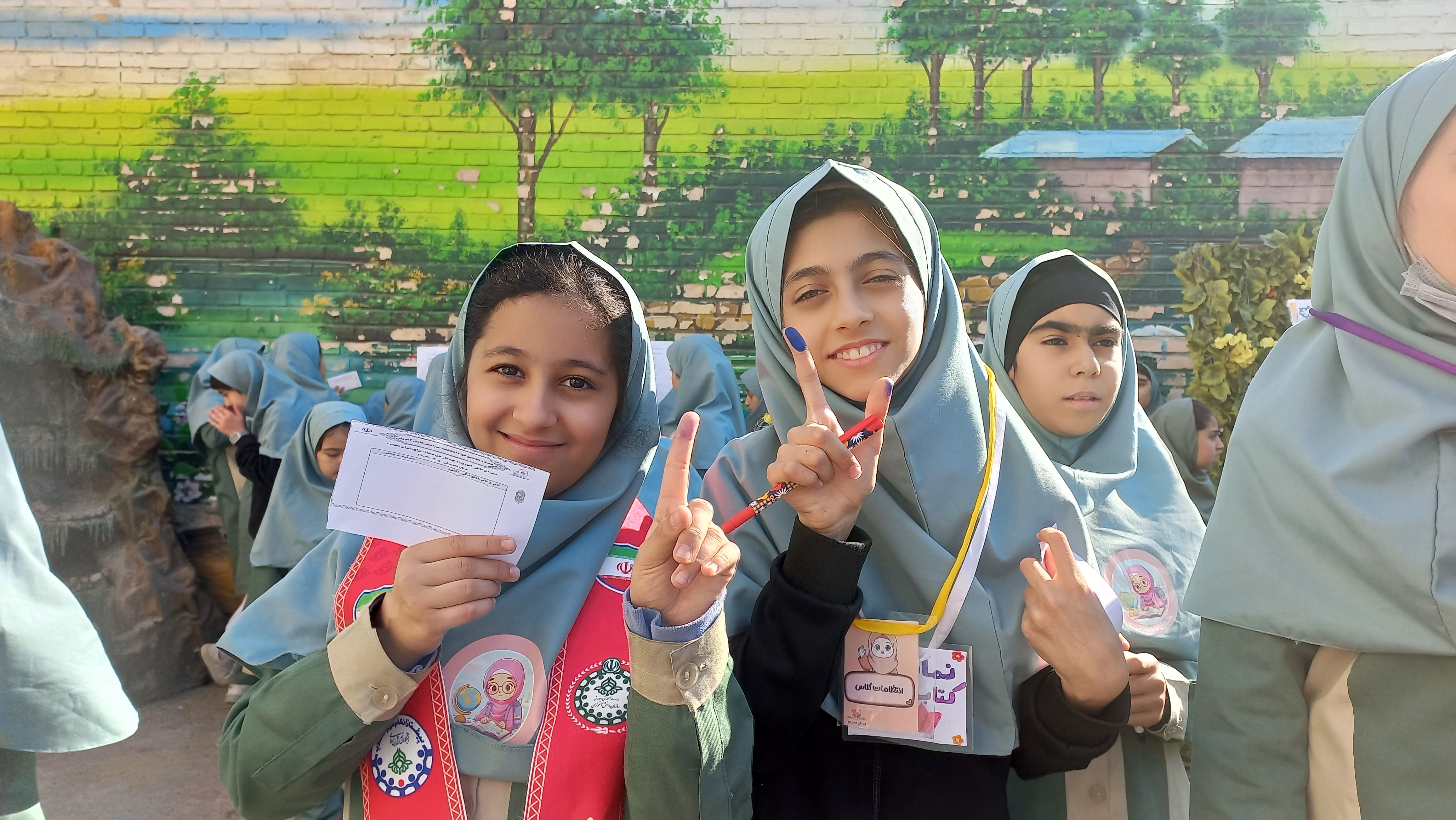 انتخابات شورای دانش آموزی در دبستان شاهد تحقیقی ناحیه ۶