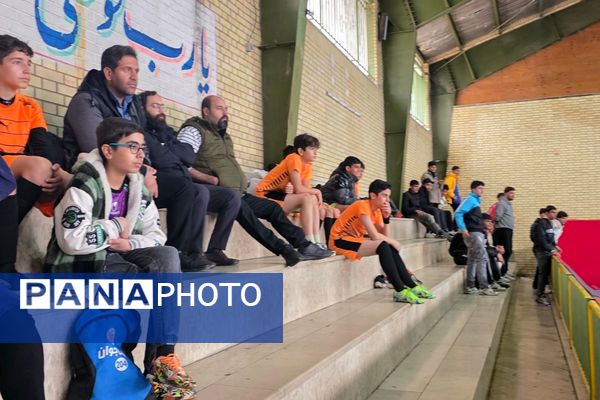 رقابت دانش‌آموزان رباط‌کریم در مسابقات بین مدرسه‌ای فوتسال