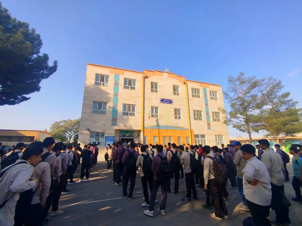 حضور مدیر آموزش و پرورش کاشمر در دبیرستان پسرانه میثاق