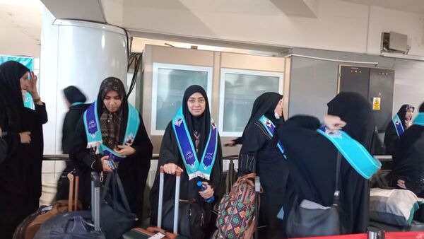 بدرقه دختران دانش آموز از ایستگاه پروازی مشهد به سوی سرزمین وحی