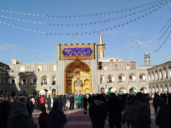 مشهد مقدس در تب‌وتاب جشن ولادت نخستین امام شیعیان  