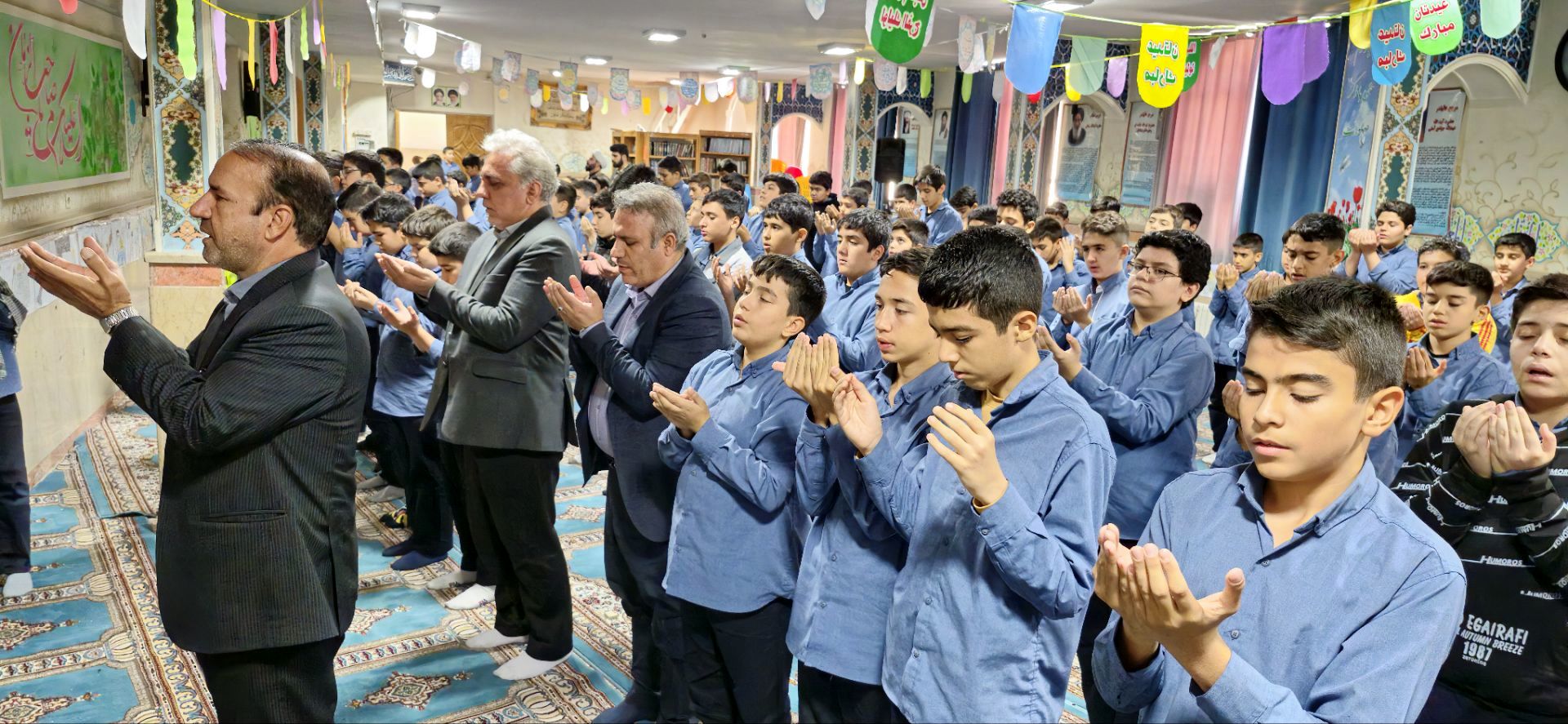 نمازجماعت پایه هشتم مدرسه زمانی با حضور مدیر آموزش و پرورش منطقه ۱۹ 