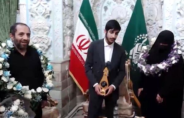 استقبال از مدال‌آور المپیاد جهانی فیزیک در حرم حضرت معصومه(س)