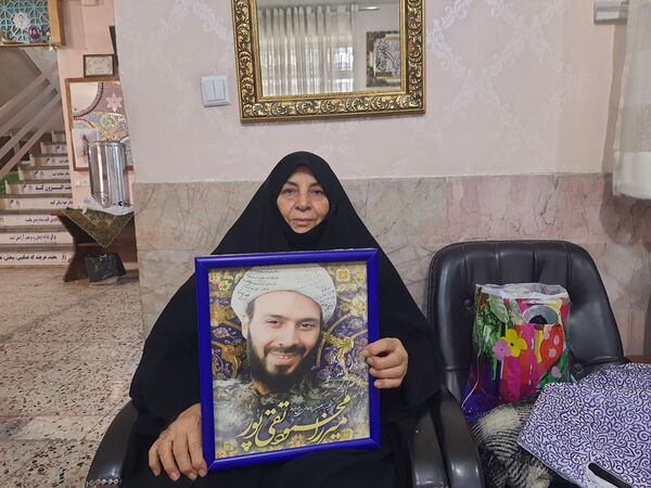 بازدید مادر شهید از مدرسه شاهد تکتم 