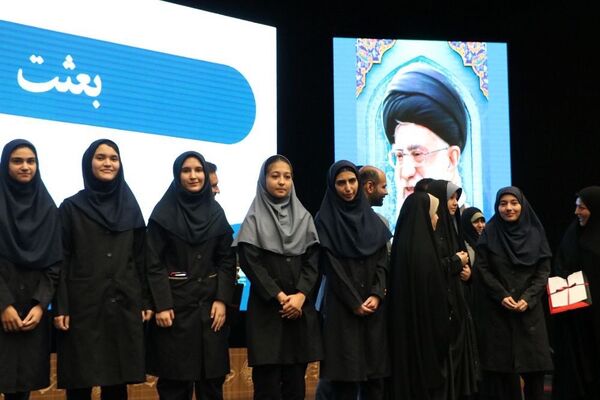 تقدیر از دانش‌آموزان برتر حوزه فرهنگی و هنری در آموزش و پرورش ناحیه یک شهرری