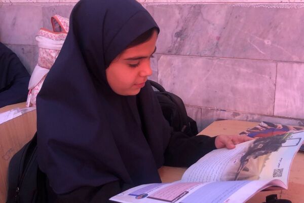 گرامیداشت دانش‌آموزان جنگ ۱۲ روزه با اهدای کتاب «از ایرانمان دفاع می‌کنیم»