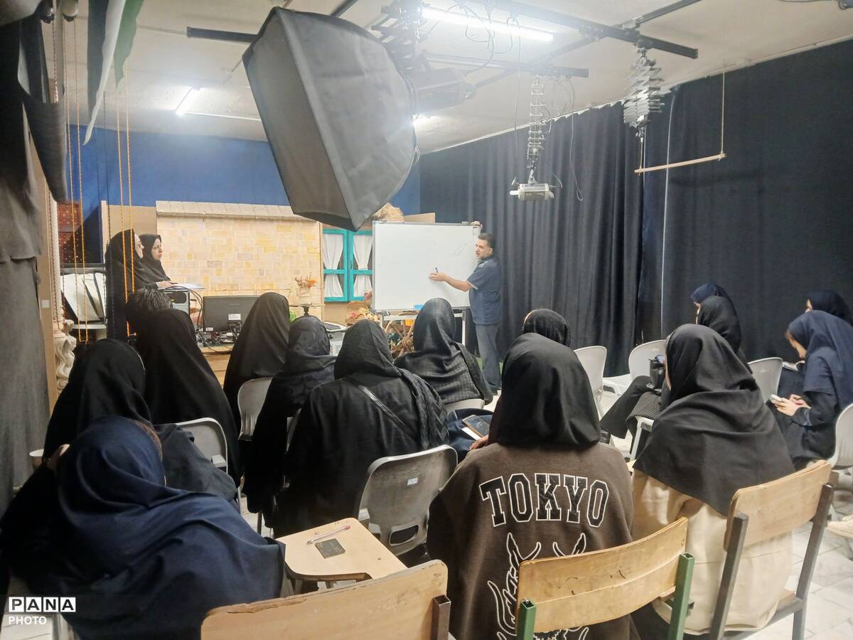 جلسه آگاهی و توجیهی  اولیا در هنرستان کیمیا ناحیه ۳ 