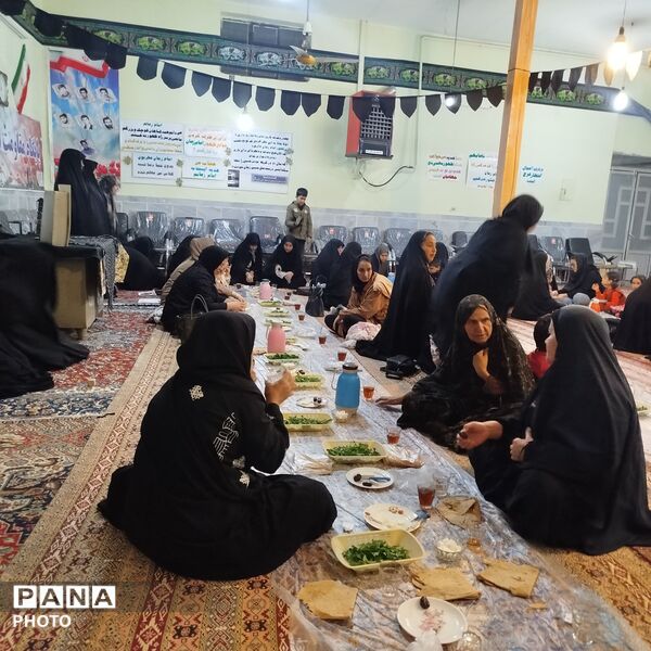 اقامه نماز جماعت همراه با افطاری در مسجد ابوالفضلی نیشابور 