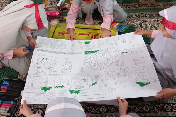نمایش جلوه‌های ارادت فاطمی در روزنامه‌دیواری‌های مدرسه شهیدسرافراز اسلامشهر