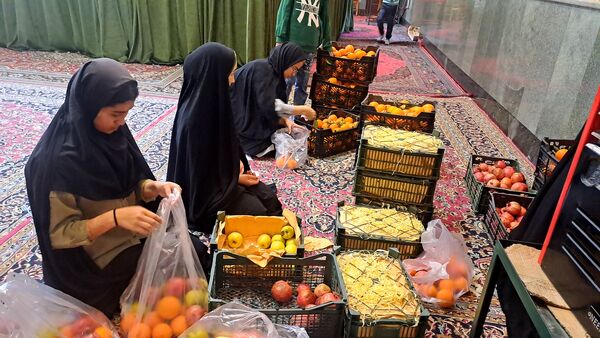 توزیع ۱۳۰ بسته یلدایی به همت خیران و معتمدان شهر بین نیازمندان