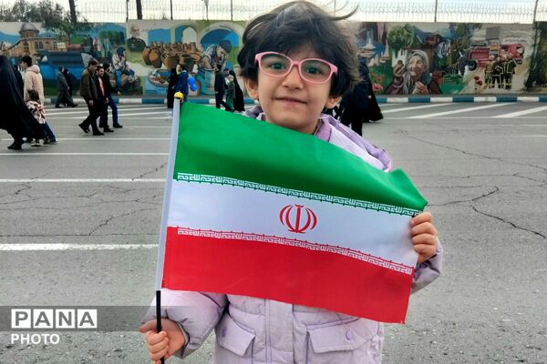 ادای احترام به شهدا با کوله‌پشتی‌های «یادبود» در راهپیمایی روز قدس