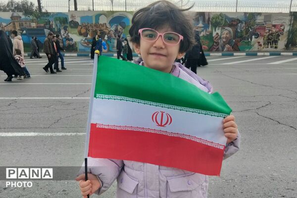 ادای احترام به شهدا با کوله‌پشتی‌های «یادبود» در راهپیمایی روز قدس