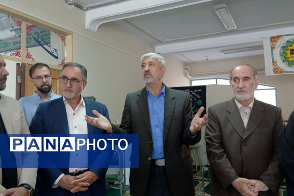 لبخند مهر علوی در تویسرکان اجرا شد؛ همدلی برای آینده دانش‌آموزان نیازمند