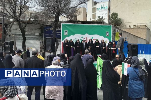 حضور اقشار مختلف مردم شهرری در راهپیمایی ۲۲ بهمن