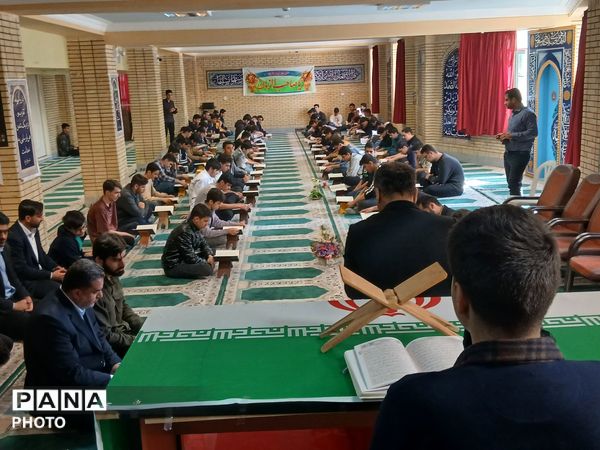 محفل‌ انس‌ باقرآن کریم در استان ایلام برگزار شد.