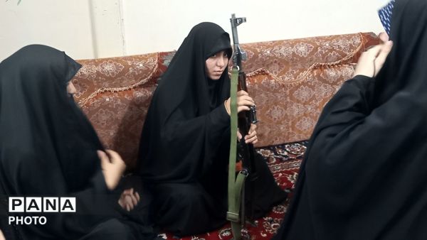 بانوان بسیجی و جانفدا در شهر فردوسیه باآموزش و فراگیری کار با اسلحه به دفاع از وطن وجان خود وهموطنانشان برخاستند