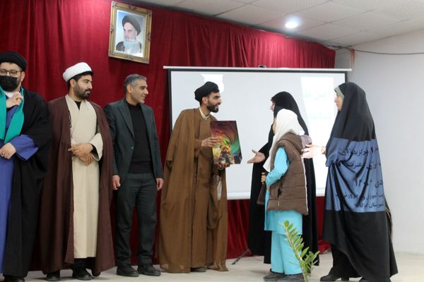 تقدیر از برگزیدگان مسابقات قرآن، عترت و نماز در گلوگاه 