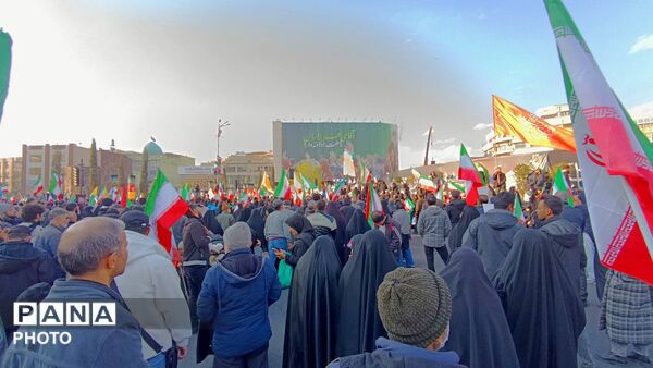 بیعت چشمگیر مردم با رهبر جدید انقلاب 