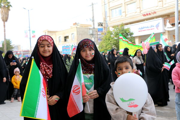 حضور پرشور دهه نودی‌های جهرمی در جشن انقلاب - 1