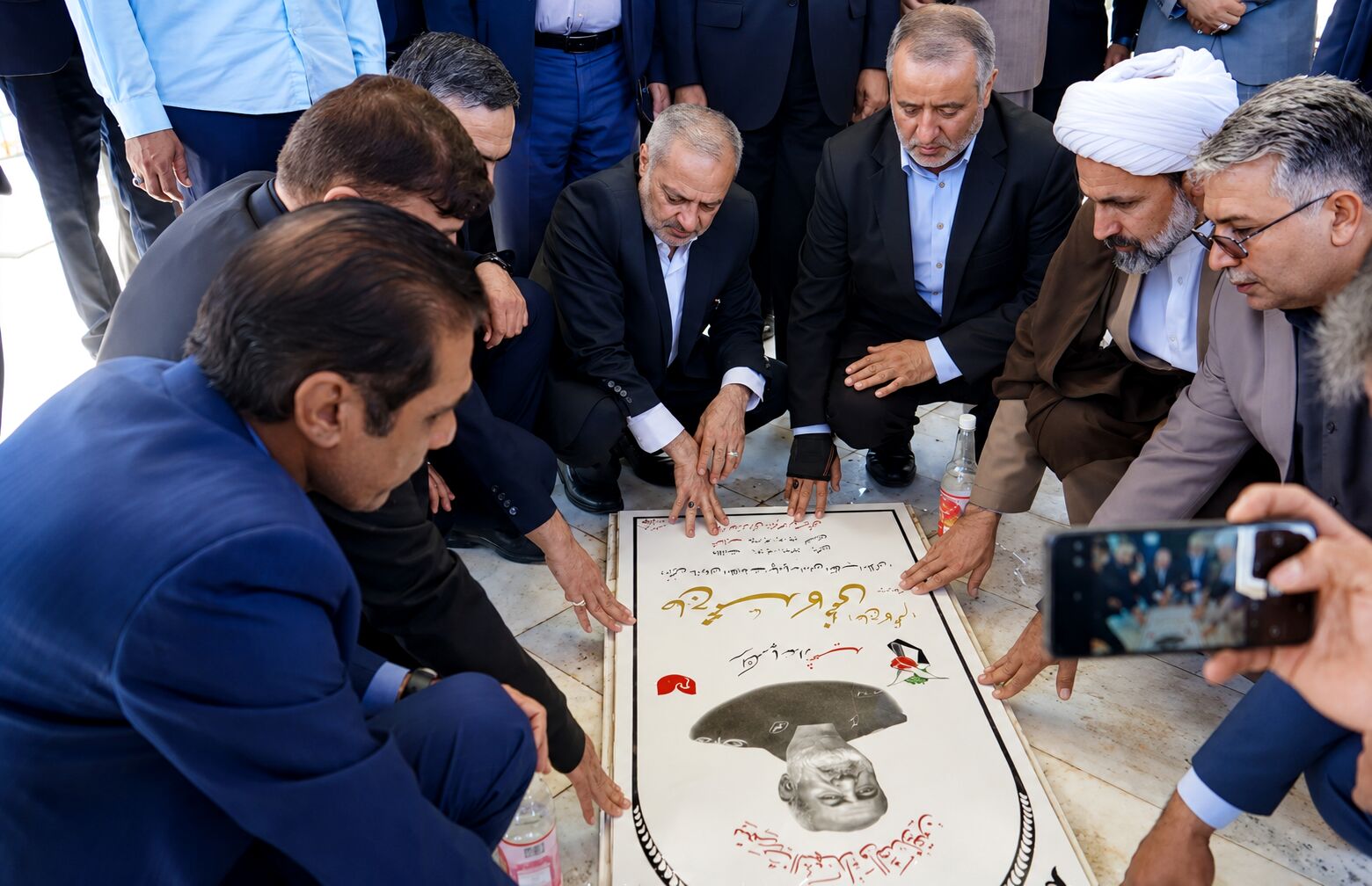 ادای احترام وزیر آموزش و پرورش به مقام شامخ شهدای روستای افین