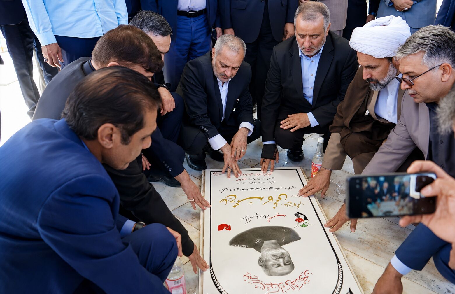 ادای احترام وزیر آموزش و پرورش به مقام شامخ شهدای روستای افین