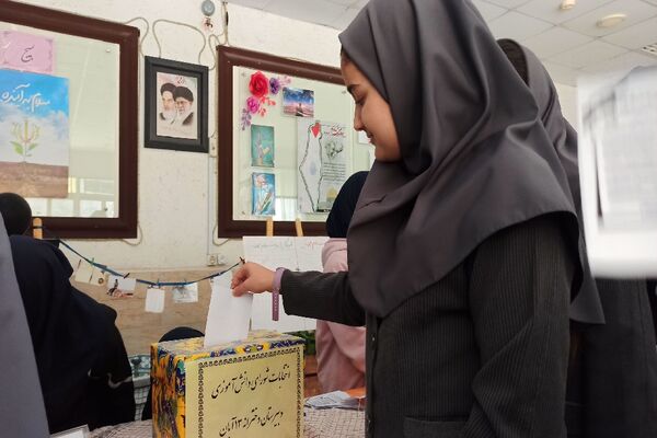 حضور پر شور دانش‌آموزان در انتخابات شورای دانش‌آموزی دبیرستان دخترانه ۱۳ آبان