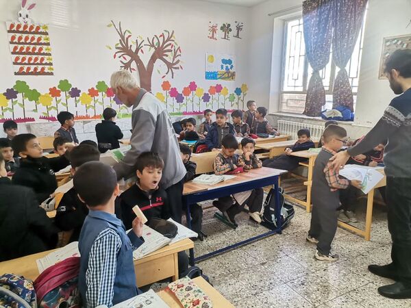جشن تقدیر از بانوان آموزگار به‌مناسبت روز مادر در دبستان شهید پسندیده فدافن