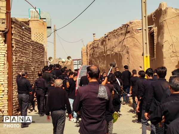 مراسم دسته‌روی زنجیرزنی ظهر عاشورا در روستای فدافن کاشمر
