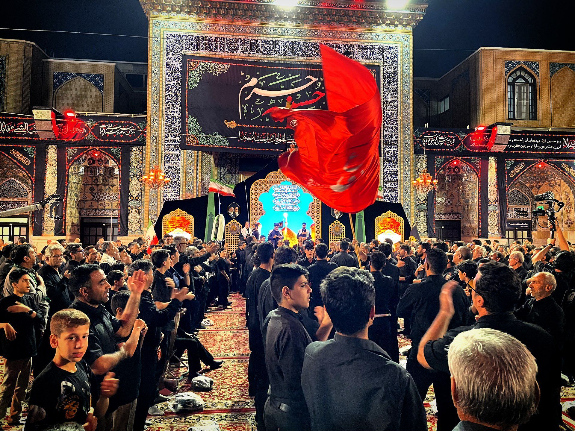 اجرای آیین سنتی علم زنی شهرستان کاشمر در حرم مطهر رضوی