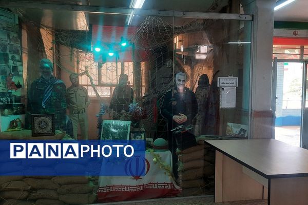 نمایشگاه هفته دفاع مقدس در دبیرستان ملاصدرا ناحیه دو شهرری 