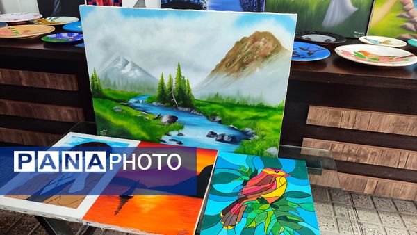 نمایشگاه هنری دانش آموزان در دبیرستان مهردخت 