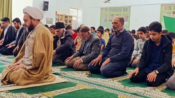  اقامه نماز جماعت و بازدید صمیمی از اعتکاف پسران در خلیل آباد