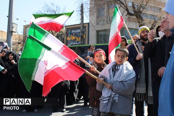 راهپیمایی دانش‌آموزان در همدان