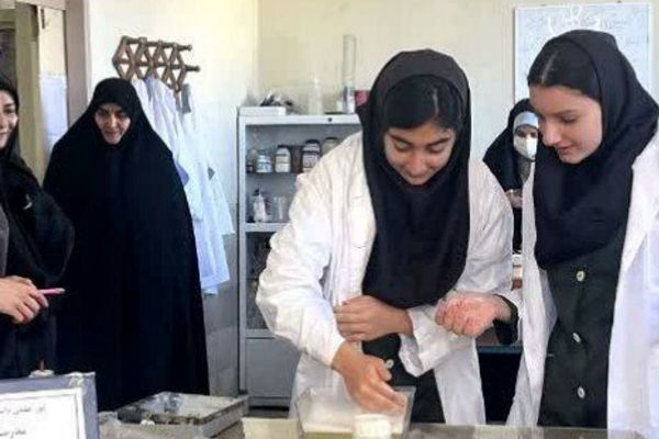 بازدید دانش‌آموزان فیروزکوهی از پژوهش‌سرای شهدای هسته‌ای 