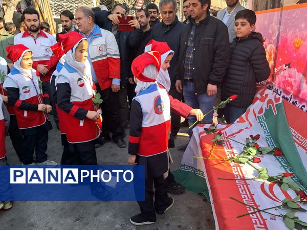 گلباران تمثال امام خمینی (ره) توسط دانش‌آموزان عجب‌شیر 