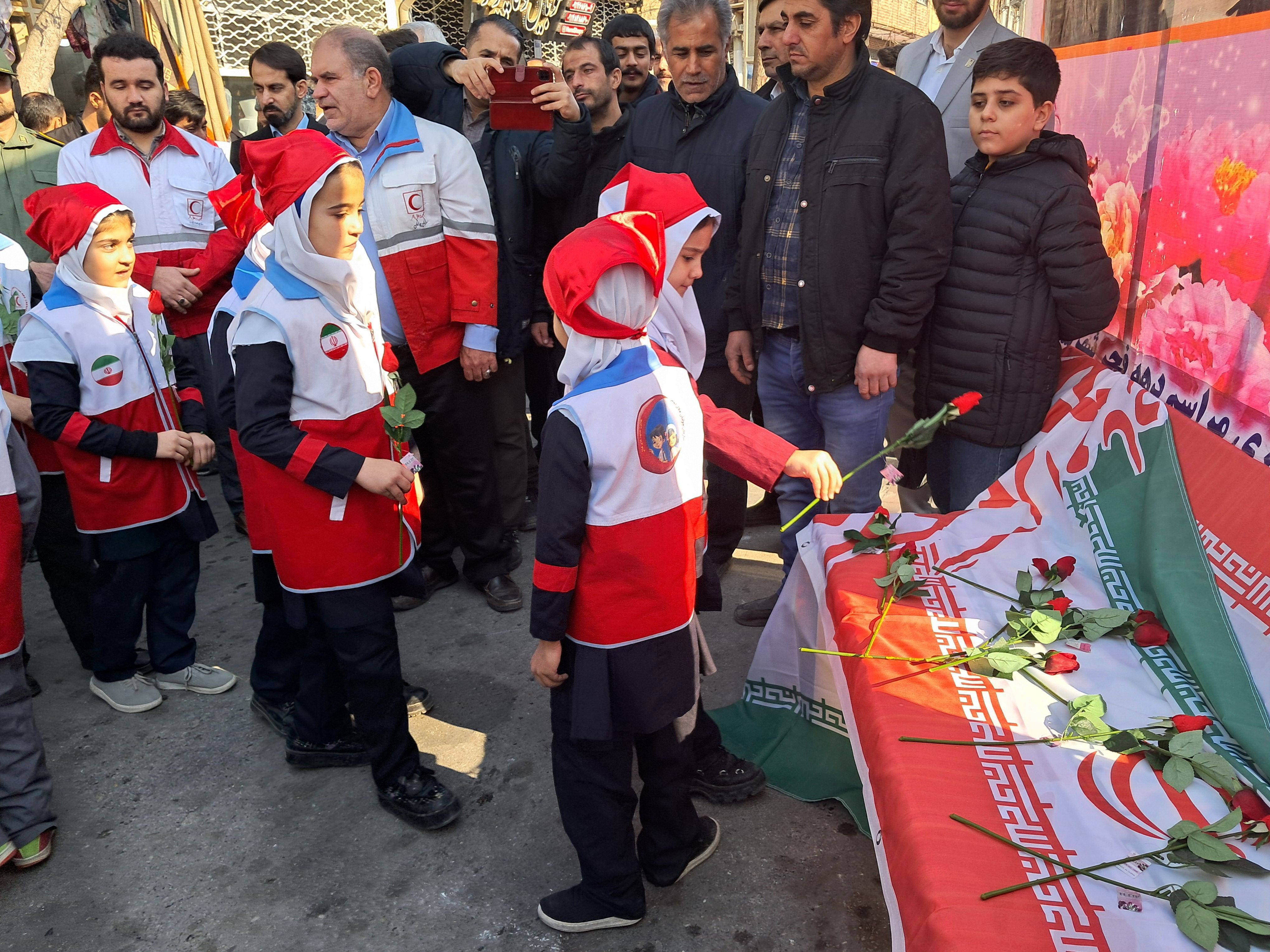 گلباران تمثال امام خمینی (ره) توسط دانش‌آموزان عجب‌شیر 