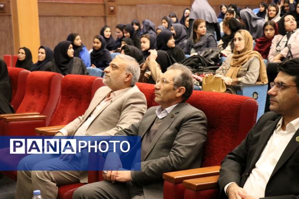 قدردانی از افتخارآفرینان متوسطه اول ناحیه ۶ در یازدهمین دوره جشنواره خوارزمی