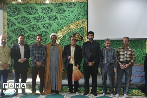 غبارروبی و آماده‌سازی نمازخانه اداره آموزش و پرورش تبادکان