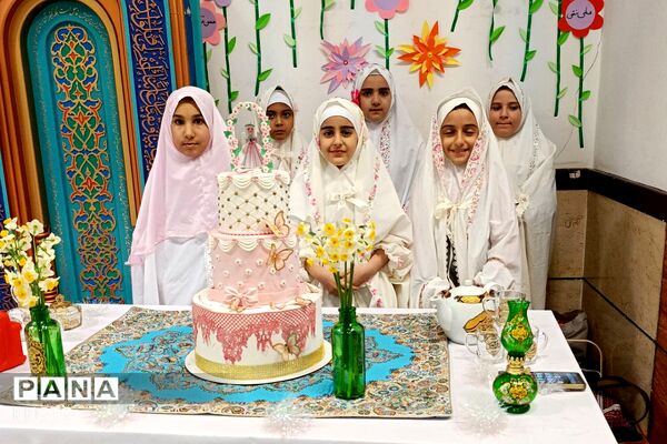 جشن روزه اولی‌ها در دبستان الهام حاجیان ناحیه دو شهرری 