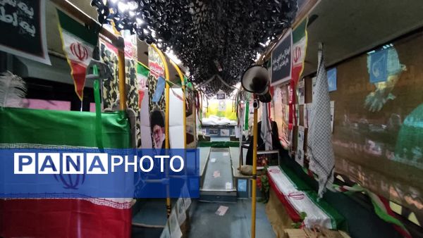 آیین گلباران تمثال امام خمینی(ره) در آغاز دهه فجر