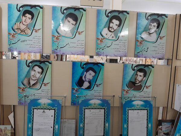 بازدید دانش‌آموزان از نمایشگاه دفاع مقدس واقع در مقبره شهدای گمنام شهرستان ورامین