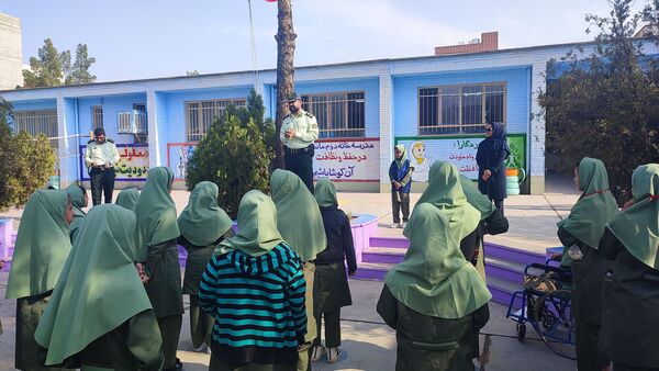 حضور سرهنگ اسماعیل اکبری رئیس کلانتری ۱۳ نیشابور در جمع دانش‌آموزان دبستان میلاد نیشابور 